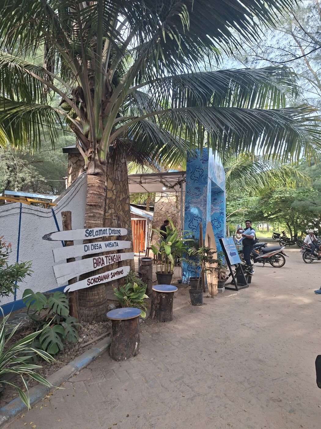 Sepeda Motor Terparkir di Area Masuk