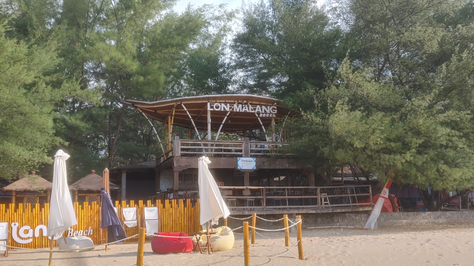Bangunan Cafe Lon Malang Beach