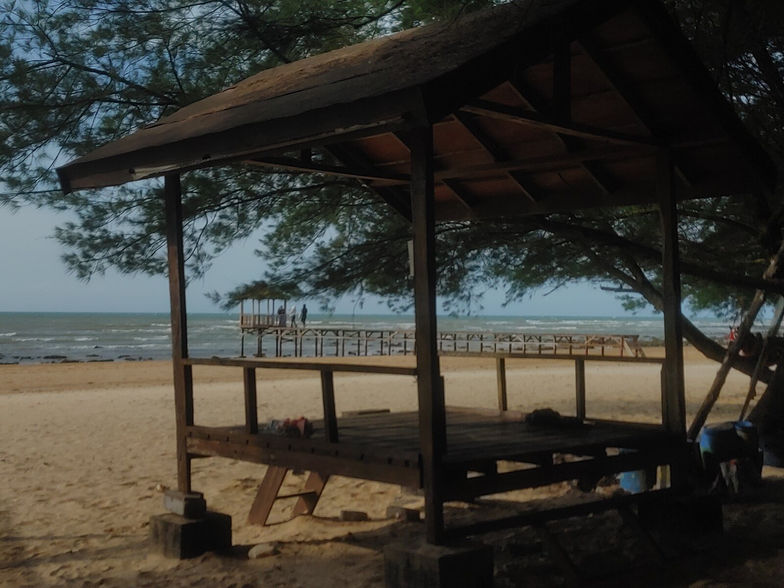 Dermaga Dilihat dari Tepi Pantai