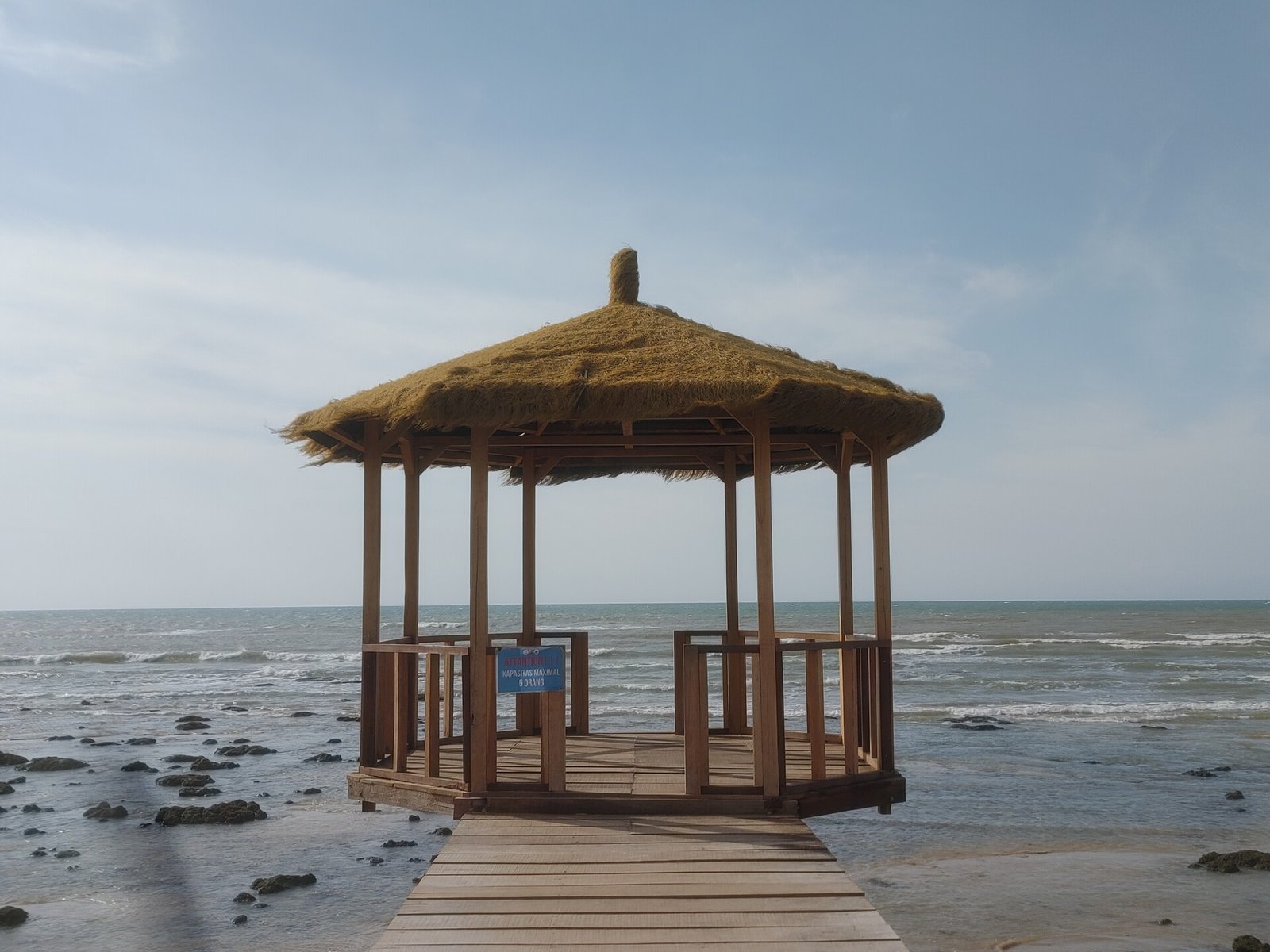 Gazebo di Ujung Dermaga Menghadap Laut