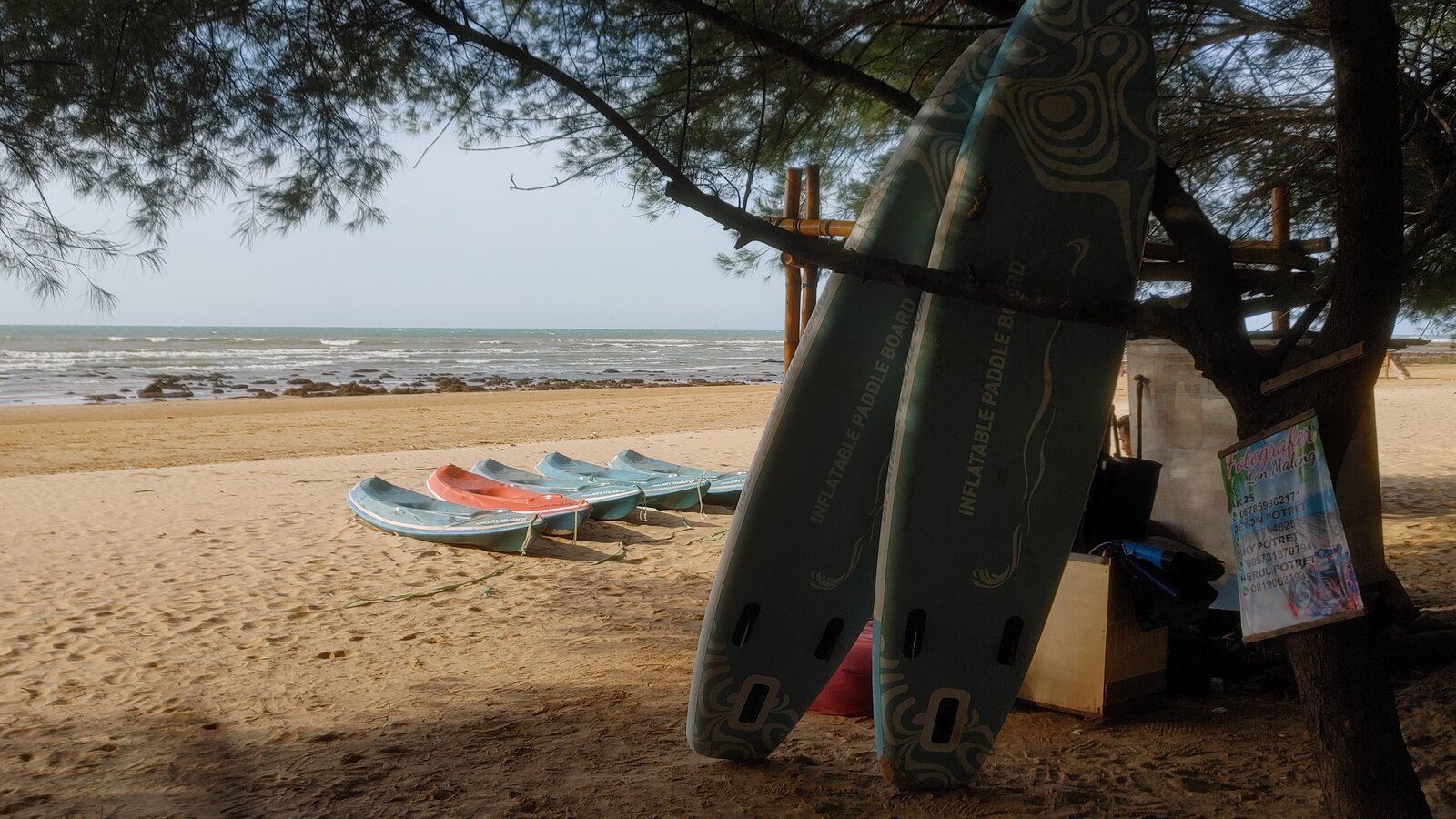 Kayak Tersusun Rapi di Pasir Pantai